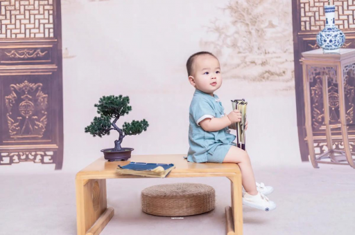 萍乡宝宝边吃奶边挣扎烦躁